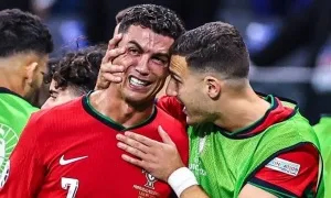 Ronaldo khóc vì nhiệt huyết hay cay cú?