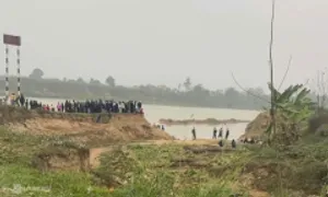 Hơn 100 người tìm hai học sinh mất tích trên sông Chu Hơn 100 người tìm hai học sinh mất tích trên sông Chu