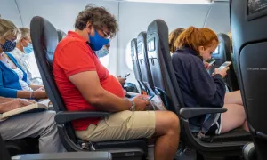 Hành khách to ra, ghế máy bay nhỏ lại