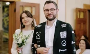 Chú rể bán quảng cáo trên vest cưới