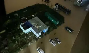 Nước ngập gần tới nóc nhà, người Quy Nhơn kêu cứu